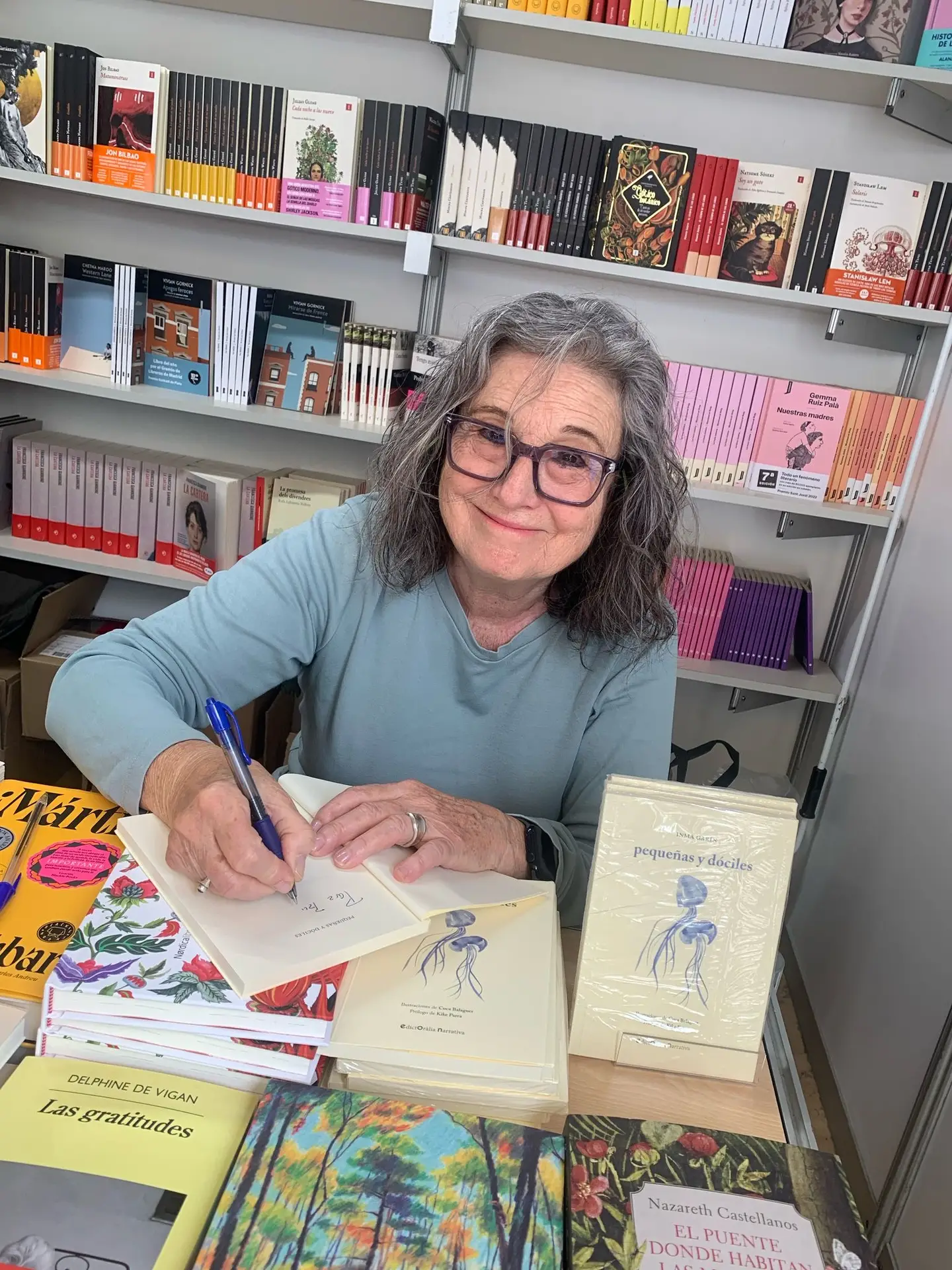 la autora, Inma Garín en una firma de libros